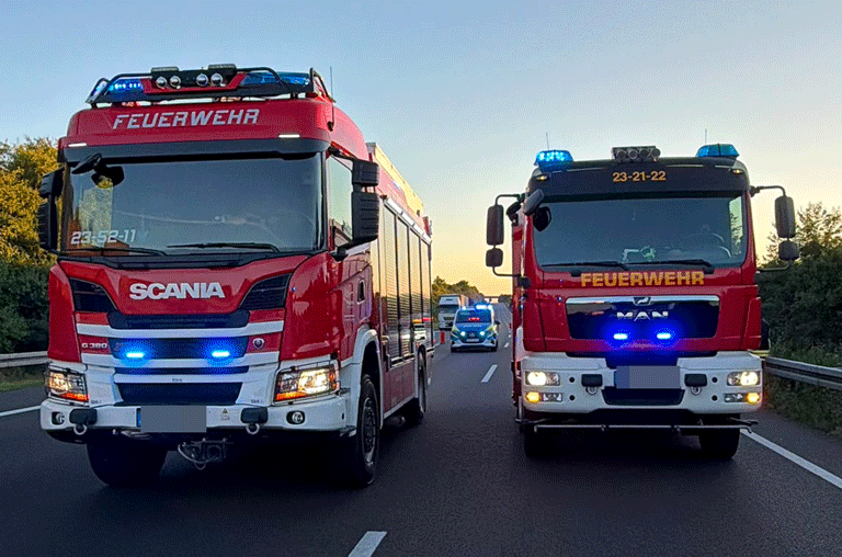 Bei einem Auffahrunfall auf der Autobahn 2 in Richtung Berlin sind am Mittwochabend drei Menschen verletzt worden.
