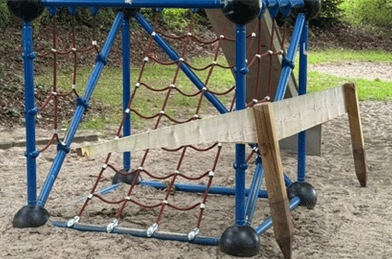 Unbekannte haben am Stadtgraben einen Zaun gestohlen. Die Stadt Wolfenbüttel warnt vor Gefahren für Kinder und sucht Zeugen.