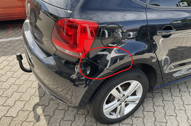 Das gesuchte Auto hat einen auffälligen Kratzer am rechten hinteren Kotflügel