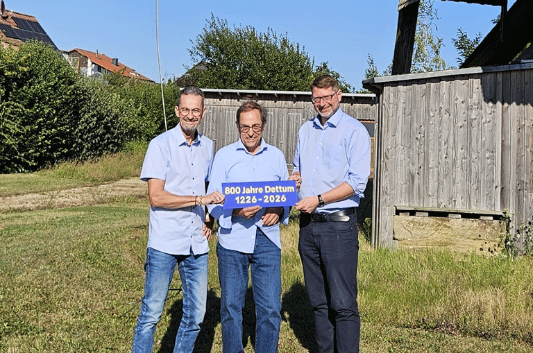 An der Dettumer Windmühle (v.l.n.r.): Bürgermeister Ole Jahnke, Klaus Kämpfe-Burghardt und Samtgemeindebürgermeister Marco Kelb mit dem neuen 800 Jahre Schild