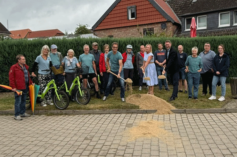 Mit dem symbolischen Spatenstich ist der Bau einer Fahrradverleihstation neben der Bio-Bäckerei in Evessen gestartet.