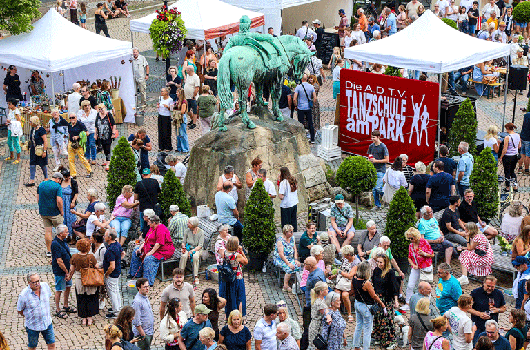 Am 27. August 2026 findet der letzte Feierabendmarkt der Saison statt. Zum Abschluss wartet auf die Besucher ein abwechslungsreicher Abend.