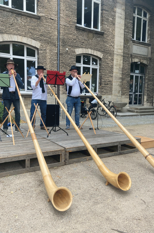 Rund 300 Menschen zum vierten Tag der Vereine und Kulturen in Königslutter. Erstmals wurde das Fest hinter der Stadtkirche gefeiert.