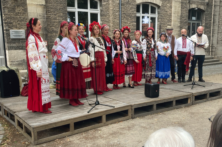 Rund 300 Menschen zum vierten Tag der Vereine und Kulturen in Königslutter. Erstmals wurde das Fest hinter der Stadtkirche gefeiert.
