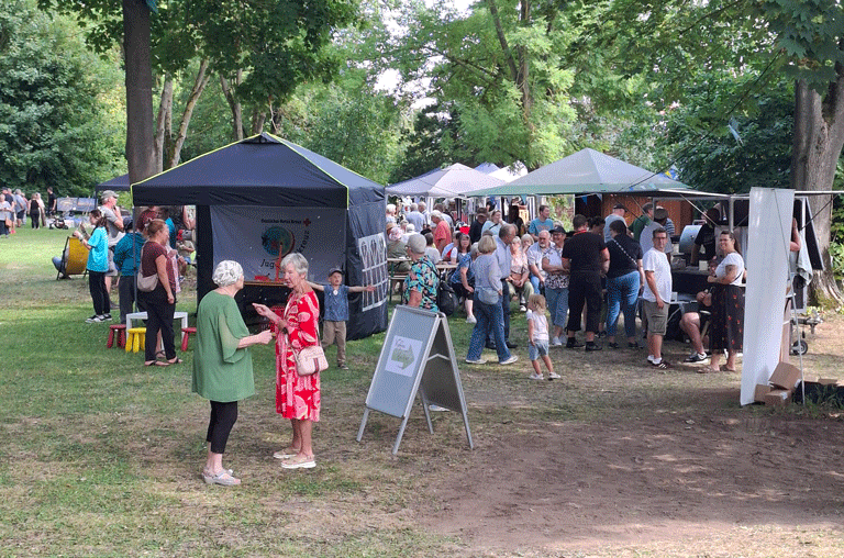 Der Kunsthandwerkermarkt im Pfarrgarten der Kirchengemeinde Dreieinigkeit hat am 16. August mehr als 700 Menschen angelockt.