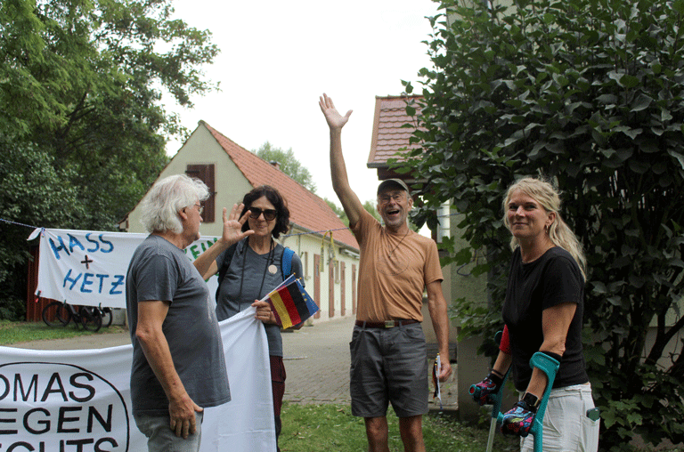 Eine Gruppe der "Omas gegen rechts" aus Lemgo in Nordrhein-Westfalen rastete auf ihrer Wanderung von Lemgo nach Stendal in Eitzum.