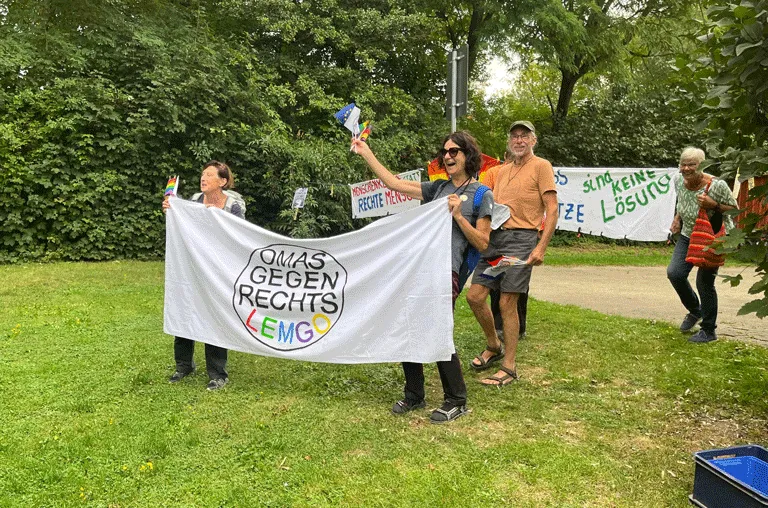 Eine Gruppe der "Omas gegen rechts" aus Lemgo in Nordrhein-Westfalen rastete auf ihrer Wanderung von Lemgo nach Stendal in Eitzum.