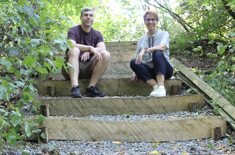 Eine kleine Reparatur, die für Spaziergänger und den Waldkindergarten einen großen Unterschied macht: Die Waldtreppe im Burgtal südöstlich von Eitzum ist repariert.