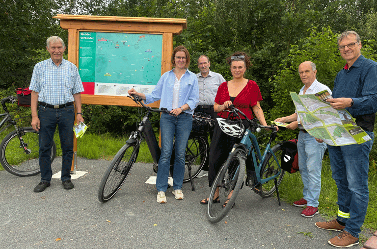 v.r.n.l. Detlef Sorgatz (Team Weddel), Kerstin Geffers (Fahrradmobilitätsbeauftragte, LKWF), Tortsen Ruhe (Leiter Wirtschaftsbetriebe, LKWF) Franziska Ewers (Nachhaltigkeitskommunikation, LKWF), Harald Koch (Ortsbürgermeister Weddel), Detlef Kaatz (Gemeindebürgermeister Cremlingen). Foto: Eginhard Höhne