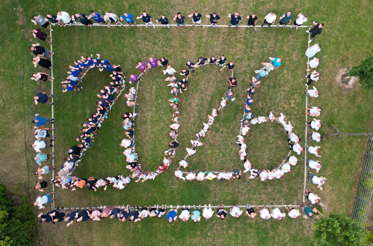 Ein Gruppenbild der anderen Art: Das Zeltlager als 2026 von oben