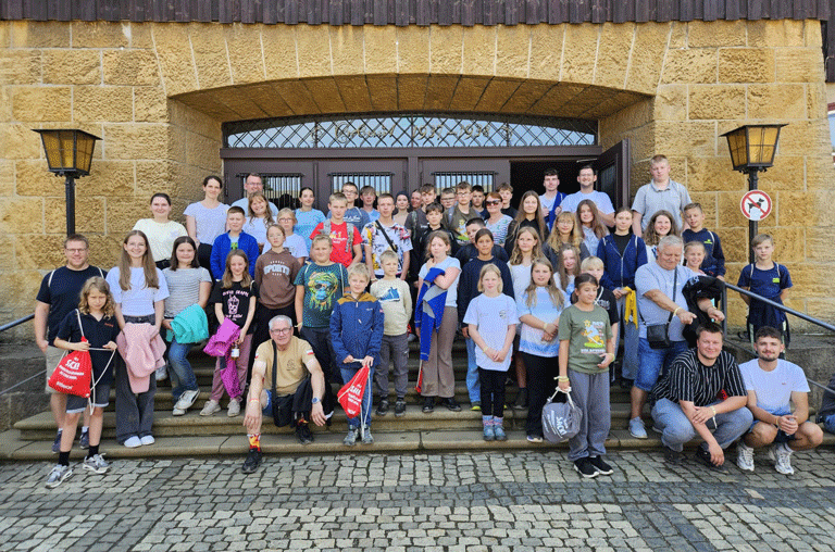 Die Besuchergruppe vor dem Eingang zum Besucherbergwerk Rammelsberg