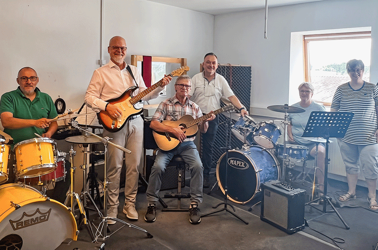 Zu Besuch in der Musikbox: (v.l.) Julian Burgo, Bürgermeisterkandidat Tobias Breske, Günter Brandes, Musikbox-Inhaber Tobias Friedrich, Britta Röper und Simone Schidlowski.
