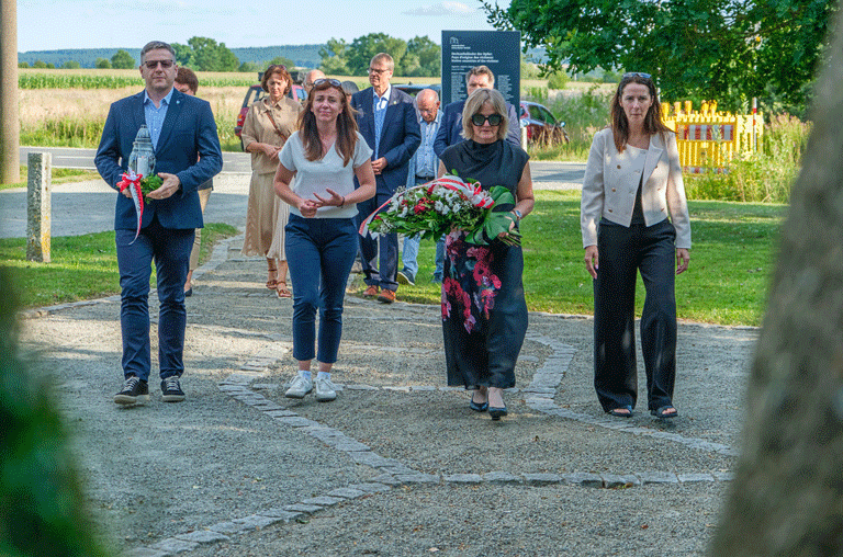 Besuch aus Polen: Mariusz Gomulski (Gemeindevorsteher, von links), Malgorzata Jakubowska (Vorsitzende des Gemeinderates), Wieslawa Kowalska (stellvertretende Landrätin) und Kamila Majore (Mitglied des Kreisvorstandes) legten am Gedenkstein Kränze nieder. Foto: Frank Schildener