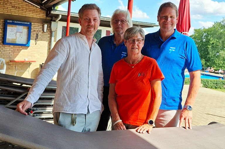 Mitglieder des Fördervereins Freibad Schöppenstedt freuen sich über eine Spende für neue Sonnenliegen