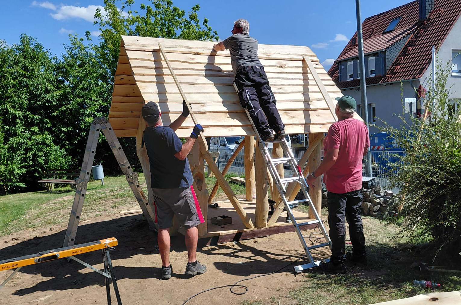 Eine Gruppe von Ehrenamtlichen arbeiten daran, den Spielplatz in Esbeck in einen modernen Abenteuerspielplatz zu verwandeln.