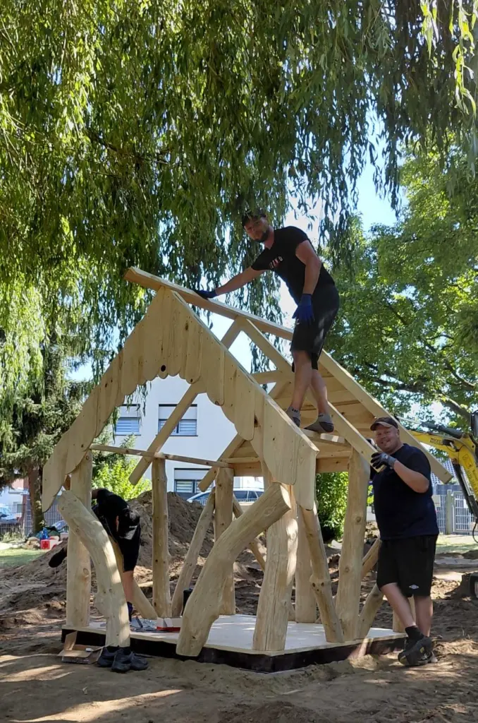 Eine Gruppe von Ehrenamtlichen arbeiten daran, den Spielplatz in Esbeck in einen modernen Abenteuerspielplatz zu verwandeln. 