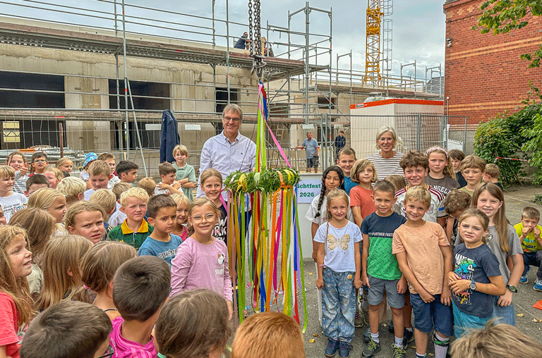Nachdem bereits am Samstag Eltern und Kinder gemeinsam Richtfest gefeiert hatten, waren am Montag die Bauschaffenden an der Reihe.