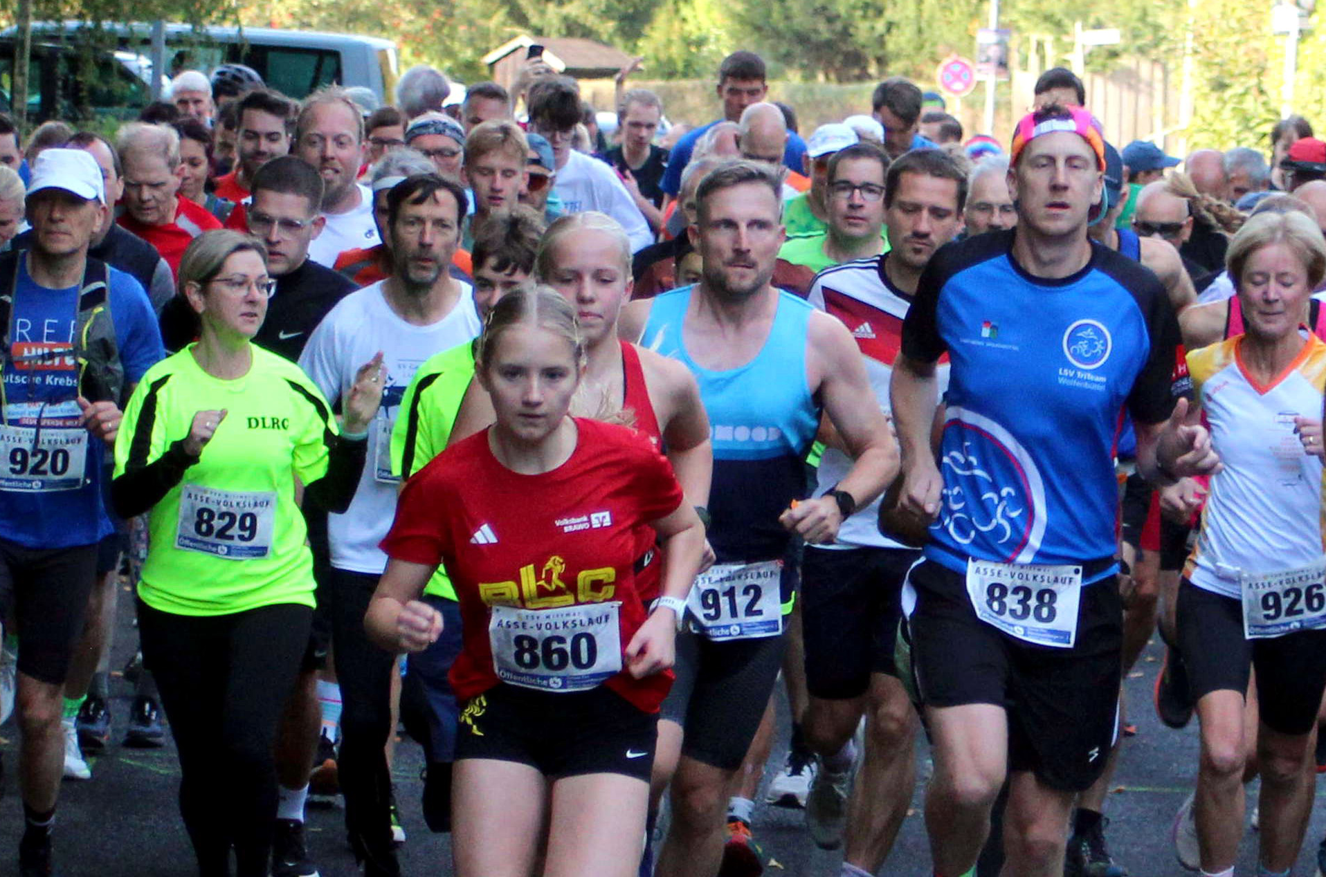 Bei gutem Laufwetter maßen sich über 300 Teilnehmer beim 34. Assevolkslauf in Wittmar auf verschiedenen Strecken.
