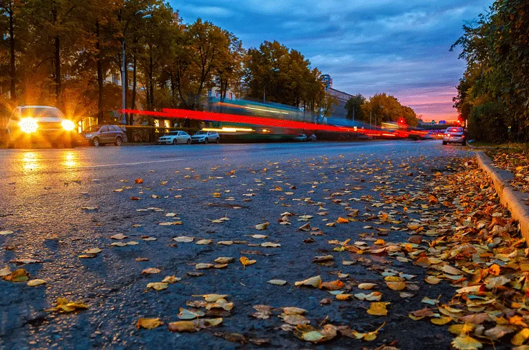Kürzere Tage, nasses Wetter und rutschige Straßen. Diese Tipps sollten Autofahrer jetzt im Herbst für mehr Sicherheit beachten.