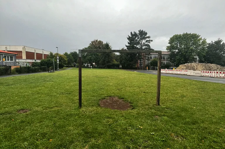Ein moderner Fußballplatz und Schatten sollen dort entstehen, wo sich in Schöppenstedt momentan ein Bolzplatz befindet.