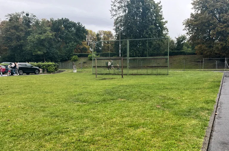 Ein moderner Fußballplatz und Schatten sollen dort entstehen, wo sich in Schöppenstedt momentan ein Bolzplatz befindet.