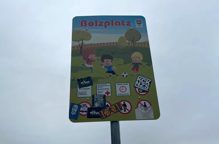 Ein moderner Fußballplatz und Schatten sollen dort entstehen, wo sich in Schöppenstedt momentan ein Bolzplatz befindet.