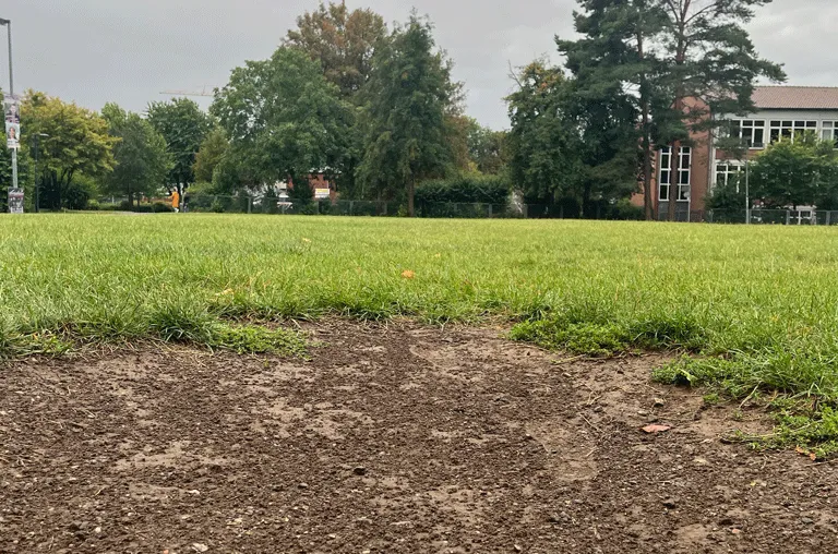 Ein moderner Fußballplatz und Schatten sollen dort entstehen, wo sich in Schöppenstedt momentan ein Bolzplatz befindet.