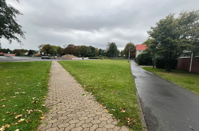 Ein moderner Fußballplatz und Schatten sollen dort entstehen, wo sich in Schöppenstedt momentan ein Bolzplatz befindet.
