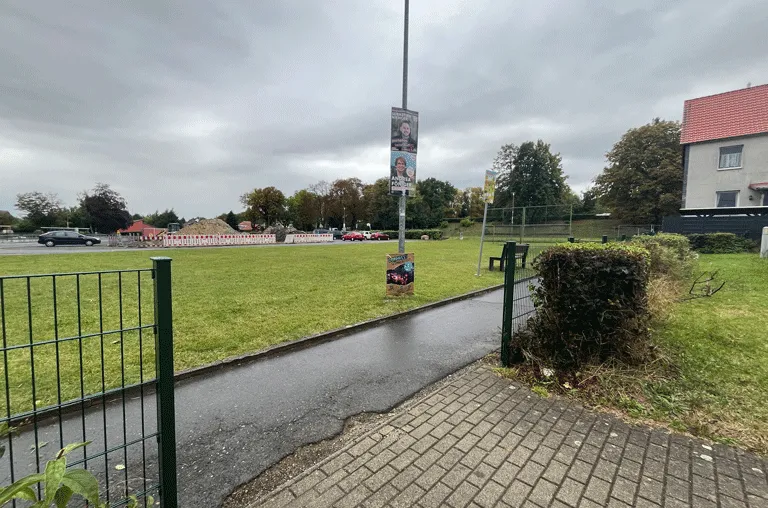 Ein moderner Fußballplatz und Schatten sollen dort entstehen, wo sich in Schöppenstedt momentan ein Bolzplatz befindet.