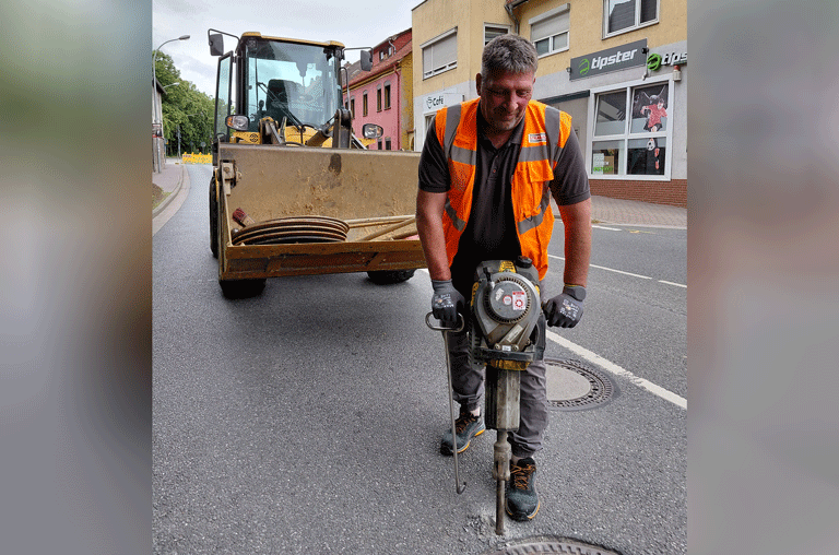 Auf der Ortsdurchfahrt in Königslutter laufen die Arbeiten im dritten Bauabschnitt derzeit auf Hochtouren. Aktuell sind dort die Stadtwerke im Einsatz und arbeiten unter anderem an einer Gasleitung.