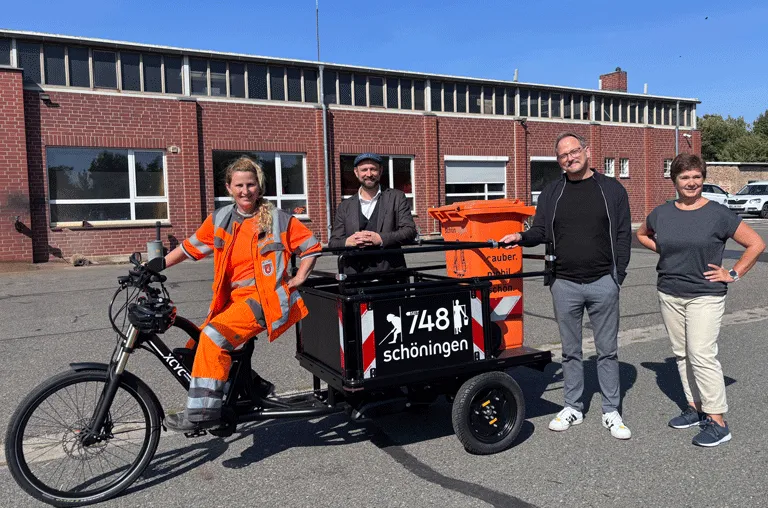 In Schöningen fällt seit Kurzem ein ungewöhnliches Dienstfahrzeug auf: Der Betriebshof ist mit einem Schwerlast-Transporttrike unterwegs.