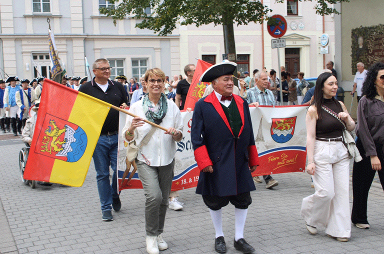 Es reiste eine 15-köpfige Delegation aus Schöppenstedt an die Elbe, um gemeinsam mit den Partnern ein besonderes Jubiläum zu feiern.