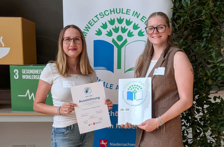 Große Freude an der Grundschule Schöppenstedt: Trotz der aktuellen Großbaustelle hat die Schule eine besondere Auszeichnung erhalten.