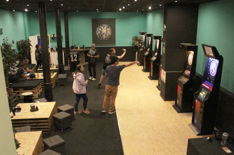 Bei „Steffi’s Dart Meile“ in Schöningen wächst die Begeisterung für den Dartsport. Rund 60 Mitglieder zählt der Club inzwischen.