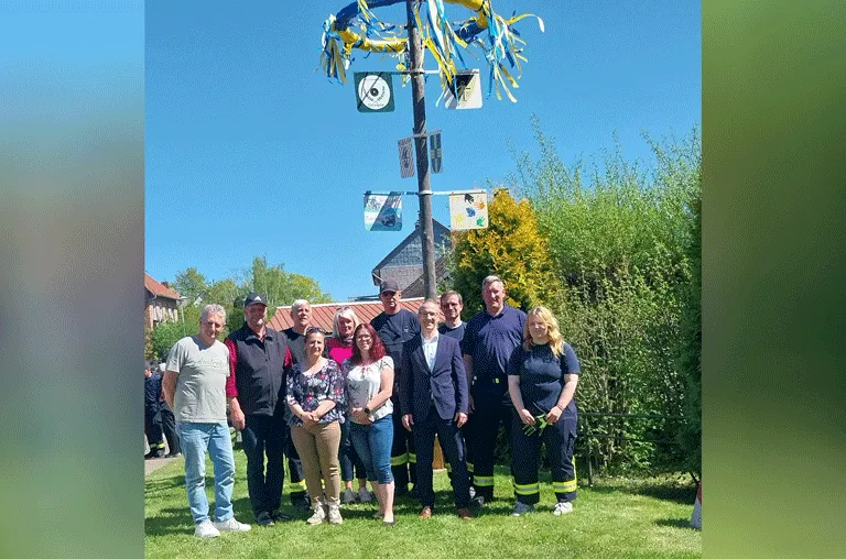 Der Maibaum gehört in Timmern bald wieder für einige Monate der Vergangenheit an. Am 3. Oktober wird die Dorfgemeinschaft den Baum abbauen und macht daraus gleich einen geselligen Feiertag für das ganze Dorf.