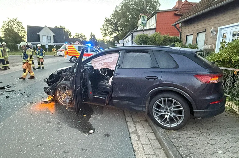 Bei einem schweren Verkehrsunfall in Wendhausen ist am frühen Montagmorgen, den 14. September, ein Autofahrer verletzt worden.