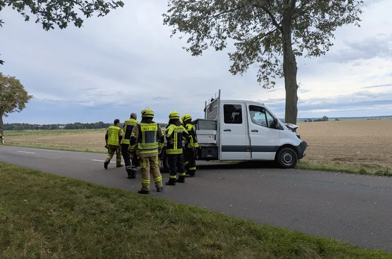 Am 7. September 2026 ist ein Pritschenwagen samt Anhänger bei Süpplingenburg von der Fahrbahn abgekommen und gegen einen Baum geprallt.