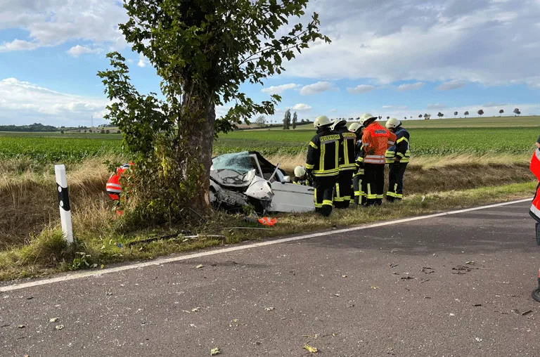 Ein Auto ist zwischen Bansleben und Kneitlingen von der Fahrbahn abgekommen und mit einem Baum kollidier.
