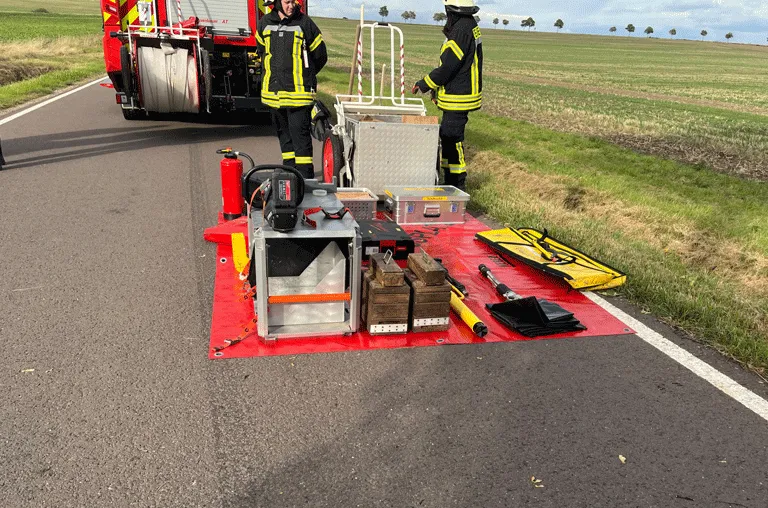 Ein Auto ist zwischen Bansleben und Kneitlingen von der Fahrbahn abgekommen und mit einem Baum kollidier.