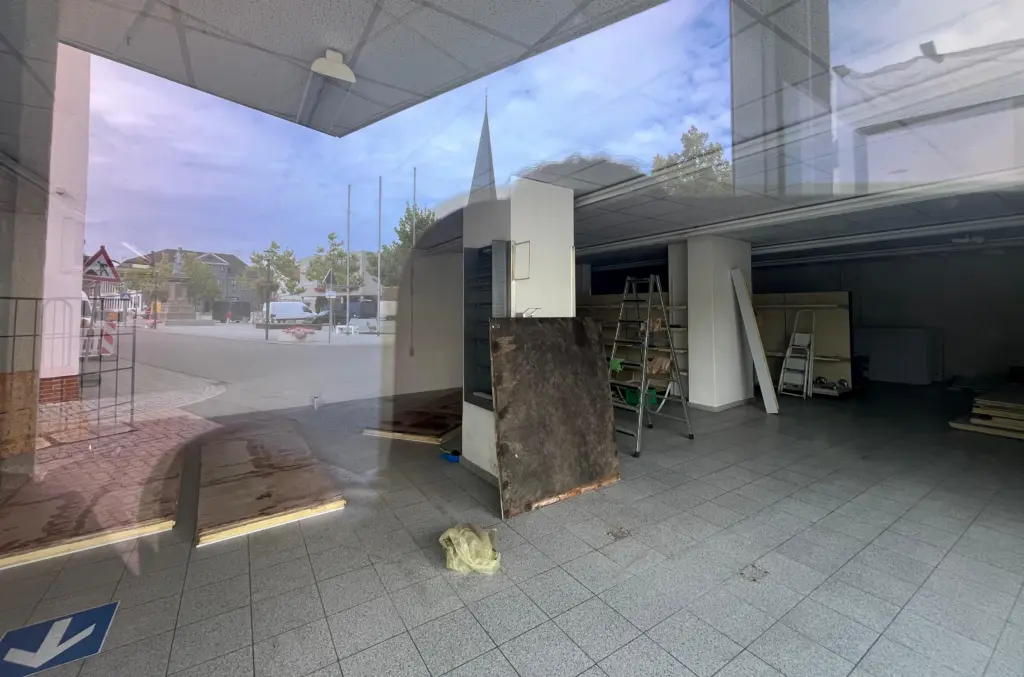 Noch zieren gelb-blaue Schilder das Gebäude in der Schöppenstedter Innenstadt. Bald verweisen neue Schilder auf ein anderes Geschäft.