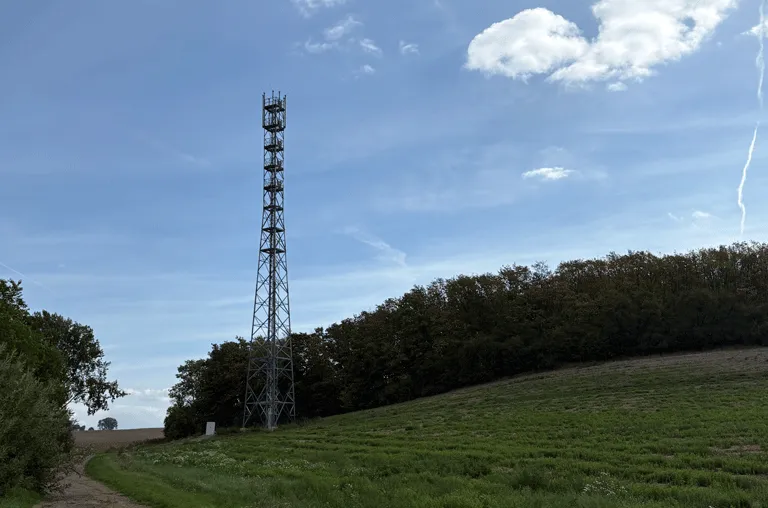 Der Mobilfunkmast zwischen Schöppenstedt und Sambleben steht seit einem Jahr. Vodafone plant die Inbetriebnahme im März kommenden Jahres.