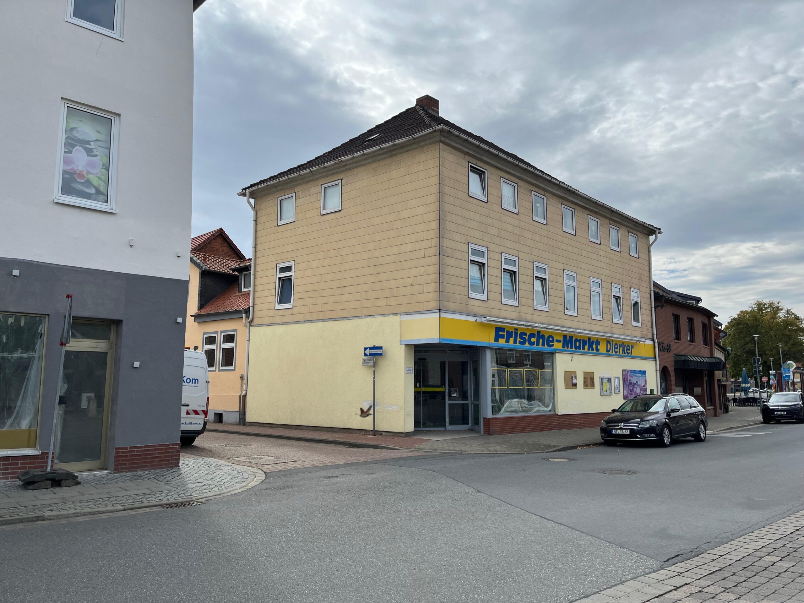 Noch zieren gelb-blaue Schilder das Gebäude in der Schöppenstedter Innenstadt. Bald verweisen neue Schilder auf ein anderes Geschäft.