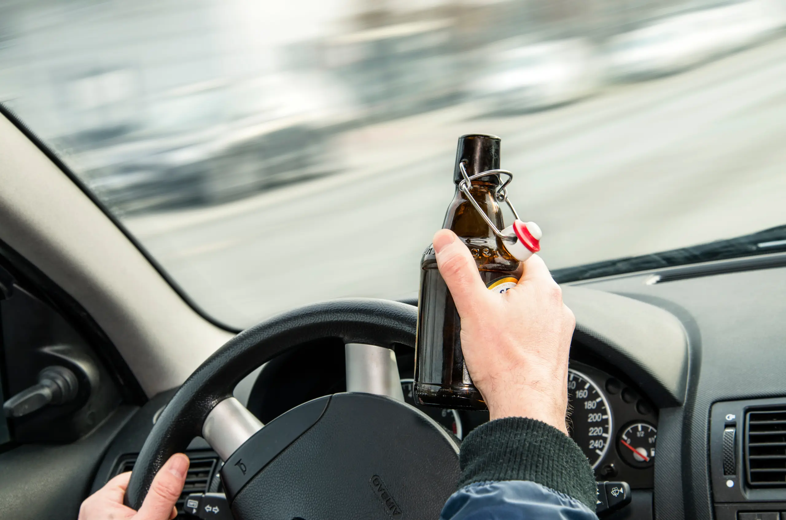 Ein aufmerksamer Zeuge hat am Dienstagnachmittag einen mutmaßlich stark alkoholisierten Autofahrer bei Helmstedt gestoppt.