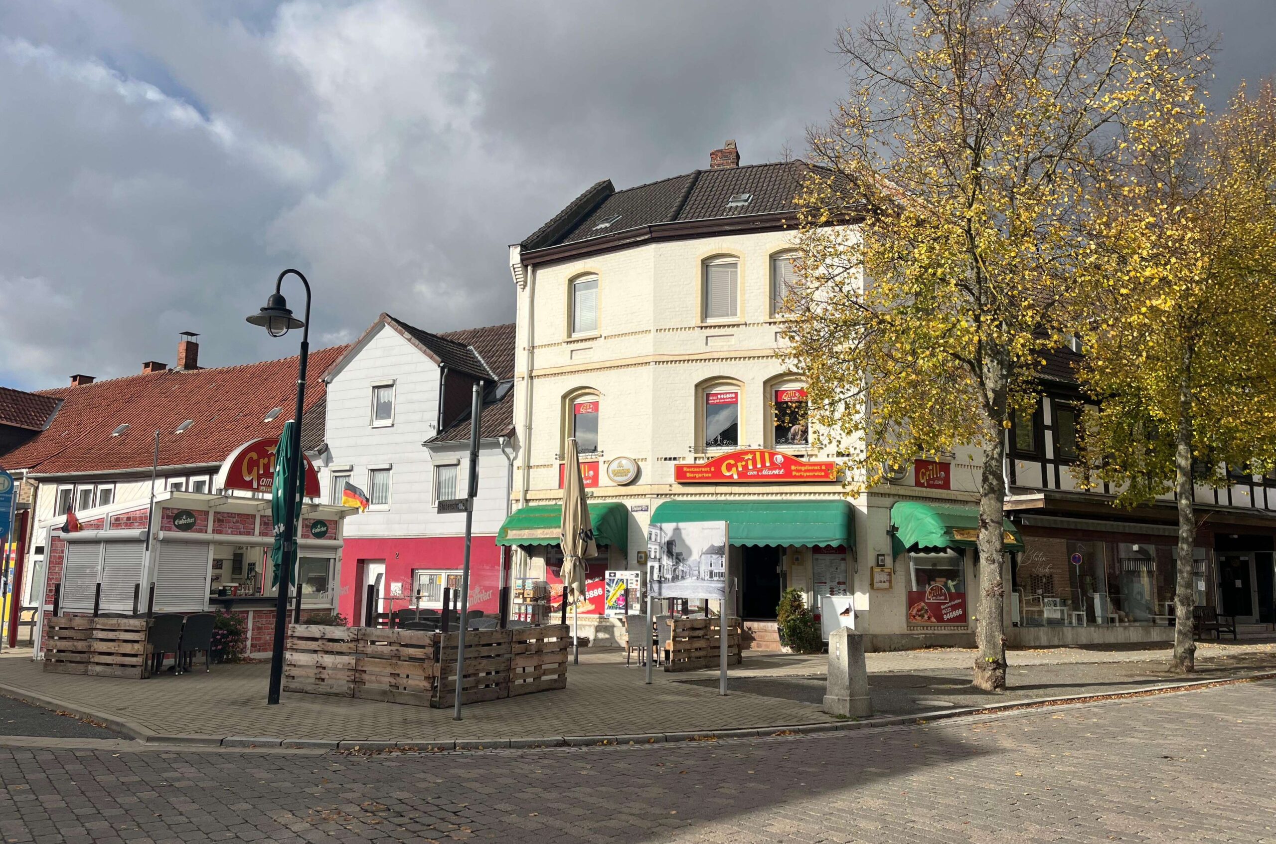 Der "Grill am Markt" ist seit mehr als 20 Jahren ein zentraler Anlaufpunkt für einen Kaffe genauso wie für Bier, Fußball oder Abendessen. Der "Grill am Markt" ist seit mehr als 20 Jahren ein zentraler Anlaufpunkt für einen Kaffe genauso wie für Bier, Fußball oder Abendessen. Der "Grill am Markt" ist seit mehr als 20 Jahren ein zentraler Anlaufpunkt für einen Kaffe genauso wie für Bier, Fußball oder Abendessen.