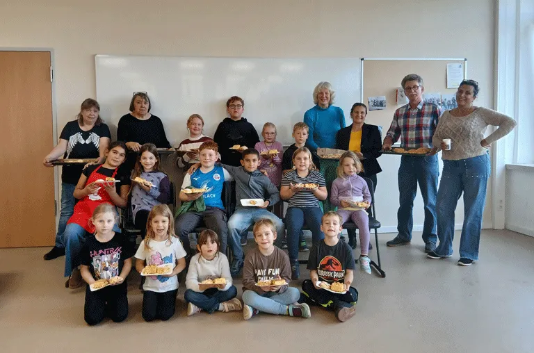 Das Ehrenamtsteam hatte 15 Kinder aus sechs Orten zu einem gemeinsamen Backnachmittag in die Grundschule eingeladen.