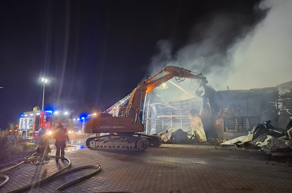 https://newsify-nds.de/lagerhalle-in-helmstedter-gewerbegebiet-brannte