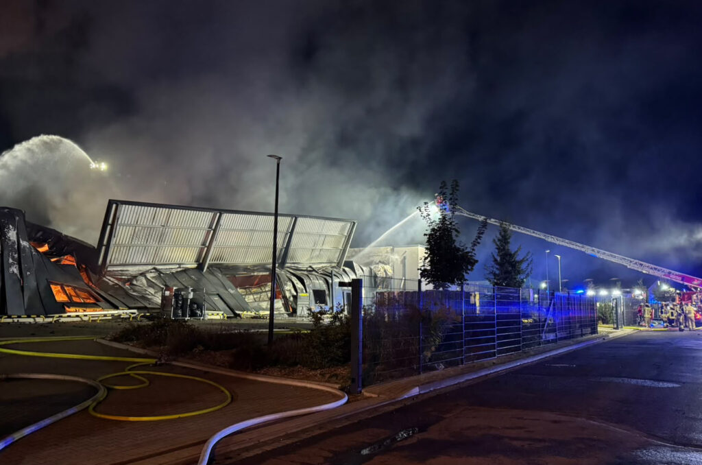 https://newsify-nds.de/lagerhalle-in-helmstedter-gewerbegebiet-brannte