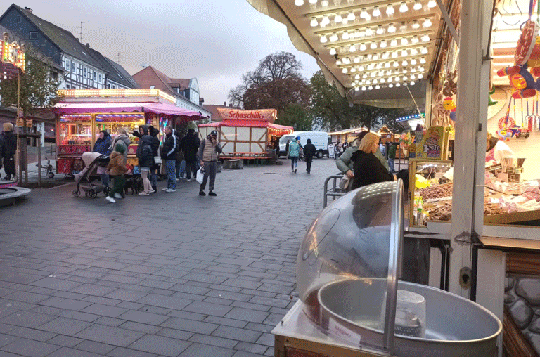 Von Freitag, den 30. Oktober, bis Montag, den 2. November 2026, findet in der Schöninger Innenstadt der Herbstmarkt statt.