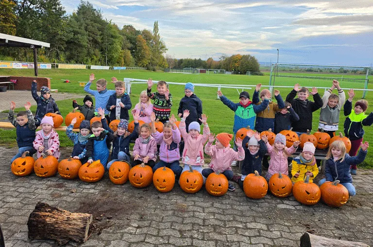 Beim Kürbisschnitzen in Hoiersdorf verwandelten rund 30 Kinder gewöhnliche Kürbisse in individuelle Halloween-Kunstwerke.