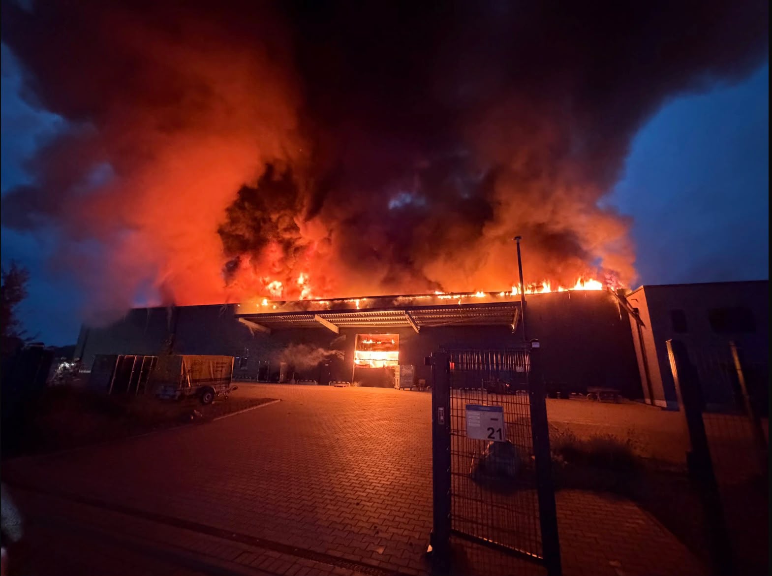 Im Helmstedter Gewerbegebiet "Neue Breite" brennt momentan eine Lagerhalle. Mehrere Feuerwehren sind im Einsatz.